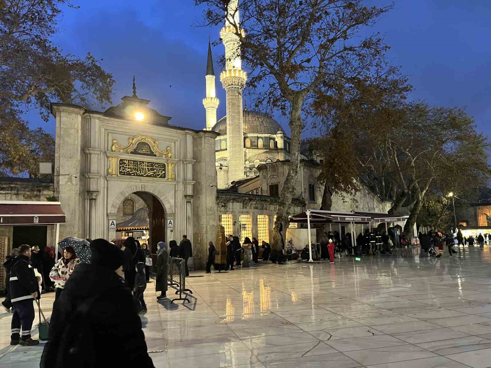 regaip kandilinde vatandaslar eyupsultan camiine akin etti 2 X9TagJqa