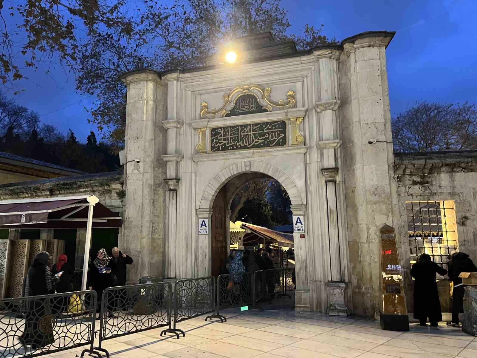regaip kandilinde vatandaslar eyupsultan camiine akin etti 3 1vzedy4g