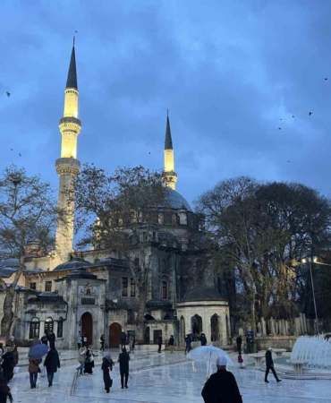 regaip-kandilinde-vatandaslar-eyupsultan-camiine-akin-etti-CTTTa5VE.jpg