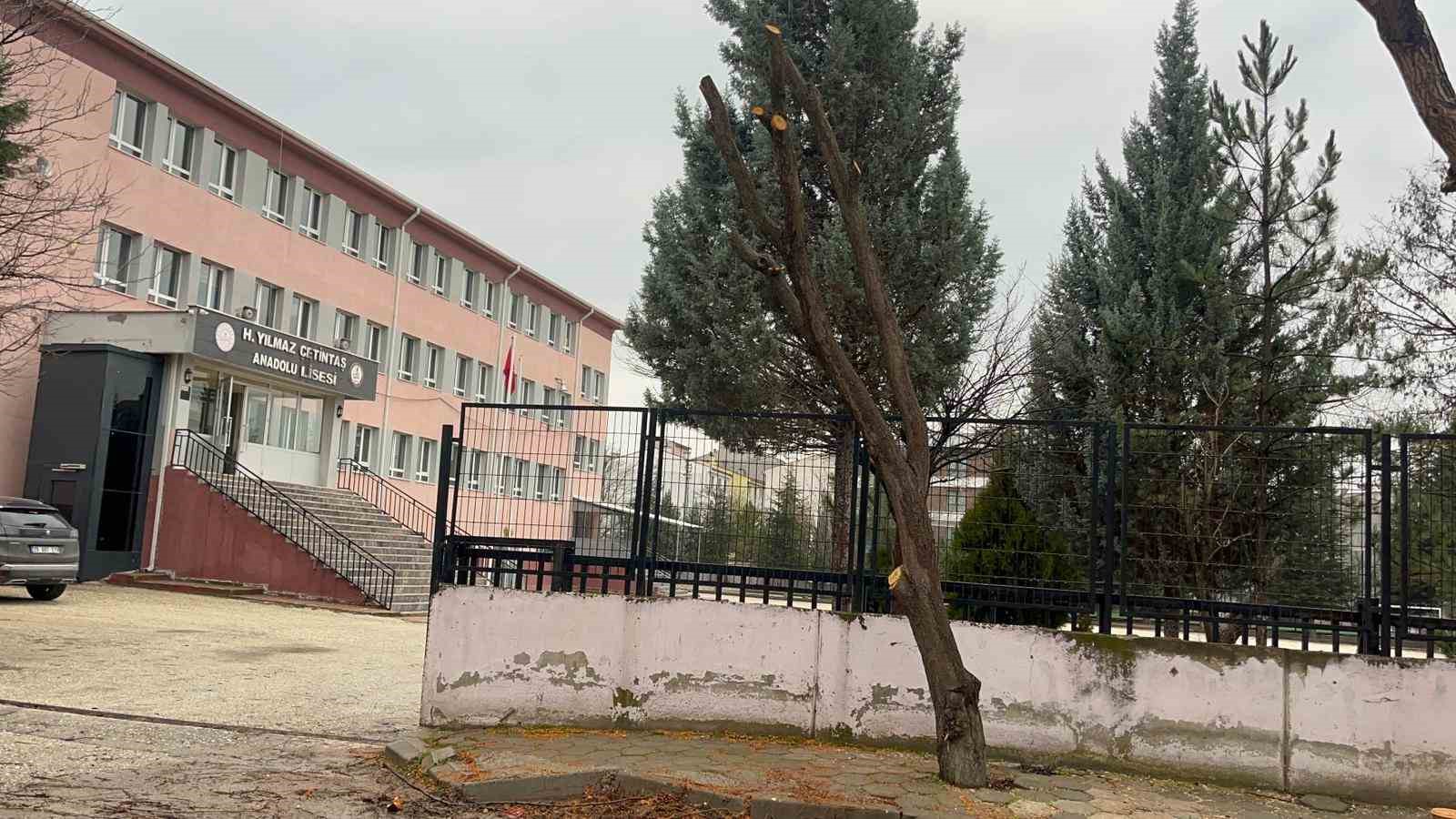 rehber ogretmenin yuzune sicak cay firlattigi fizik ogretmeni feci sekilde yandi 1 SPrIQtZ8