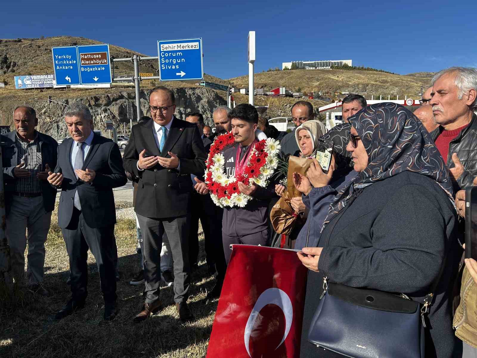 Rekor kırarak dünya şampiyonu olan milli halterci Muhammed Furkan Özbek, memleketinde davul ve zurna ile karşılandı 5 rekor kirarak dunya sampiyonu olan milli halterci muhammed furkan ozbek memleketinde davul ve zurna M7N7ZEnz