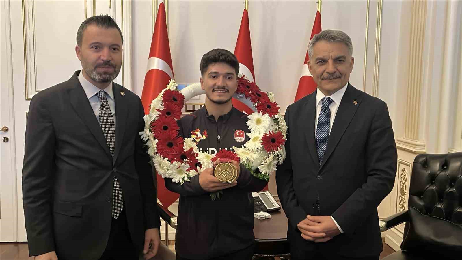 Rekor kırarak dünya şampiyonu olan milli halterci Muhammed Furkan Özbek, memleketinde davul ve zurna ile karşılandı 7 rekor kirarak dunya sampiyonu olan milli halterci muhammed furkan ozbek memleketinde davul ve zurna SAhghmHb