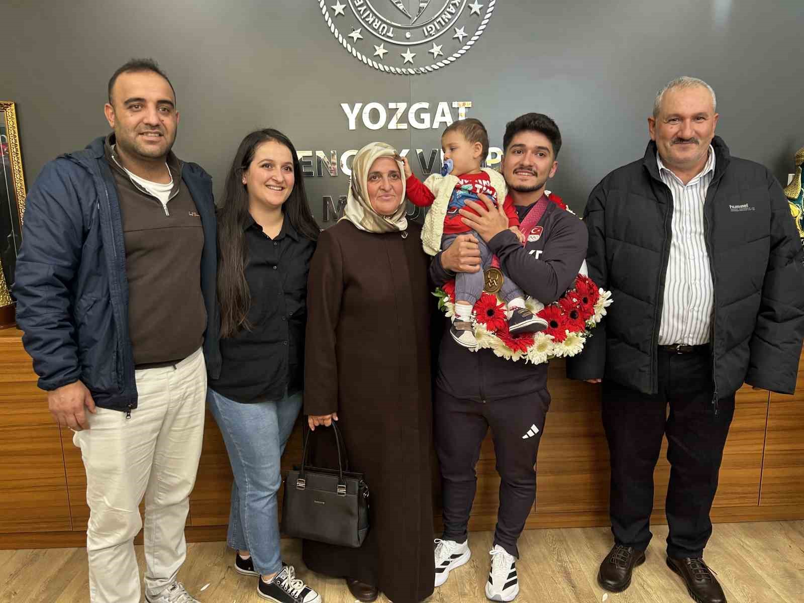 Rekor kırarak dünya şampiyonu olan milli halterci Muhammed Furkan Özbek, memleketinde davul ve zurna ile karşılandı 8 rekor kirarak dunya sampiyonu olan milli halterci muhammed furkan ozbek memleketinde davul ve zurna bQUZAHca