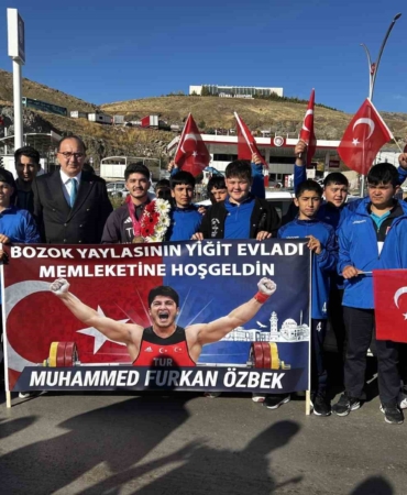 rekor-kirarak-dunya-sampiyonu-olan-milli-halterci-muhammed-furkan-ozbek-memleketinde-davul-ve-zurna-k5KKSdxz.jpg