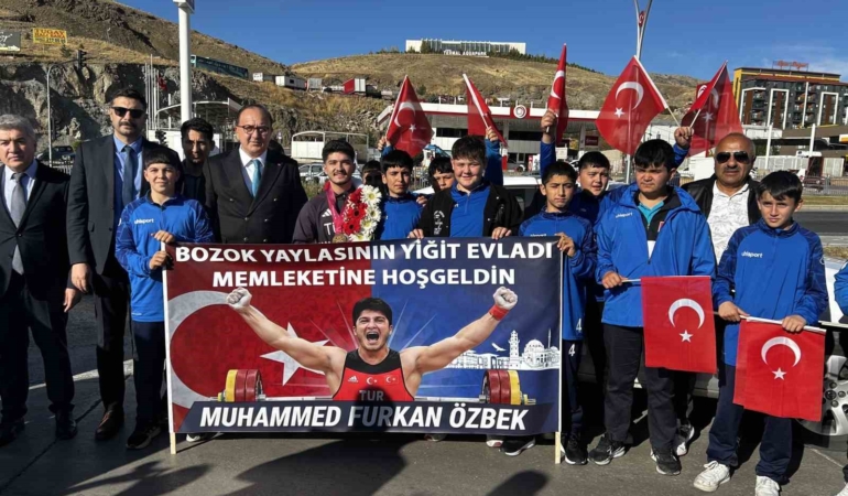 rekor-kirarak-dunya-sampiyonu-olan-milli-halterci-muhammed-furkan-ozbek-memleketinde-davul-ve-zurna-k5KKSdxz.jpg