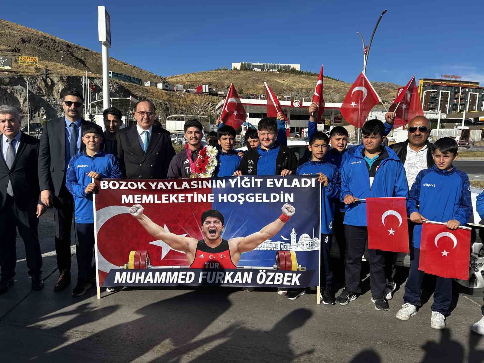 Rekor kırarak dünya şampiyonu olan milli halterci Muhammed Furkan Özbek, memleketinde davul ve zurna ile karşılandı 4 rekor kirarak dunya sampiyonu olan milli halterci muhammed furkan ozbek memleketinde davul ve zurna l5badCPj