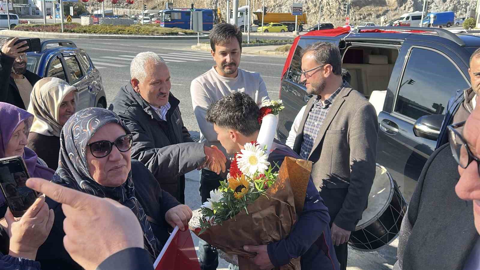 Rekor kırarak dünya şampiyonu olan milli halterci Muhammed Furkan Özbek, memleketinde davul ve zurna ile karşılandı 6 rekor kirarak dunya sampiyonu olan milli halterci muhammed furkan ozbek memleketinde davul ve zurna qv35j5yO