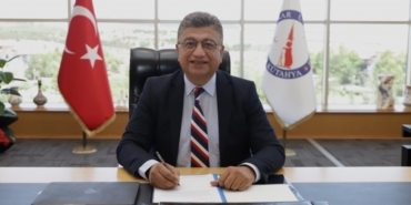 rektor-prof-dr-suleyman-kiziltoprak-turk-bayragi-ozgurluk-destanidir-gkhqhCHh.jpg