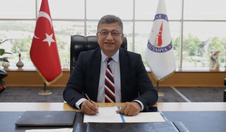 rektor-prof-dr-suleyman-kiziltoprak-turk-bayragi-ozgurluk-destanidir-gkhqhCHh.jpg