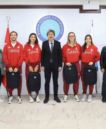 rektor-yilmazdan-basarili-sporculara-ozel-tebrik-Z7RxehKi.jpg