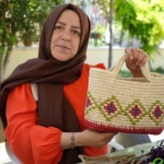 rengarenk-boyanan-misir-yapraklari-kadinlarin-aksesuar-esyalarina-donusuyor-1DrTiK7t.jpg
