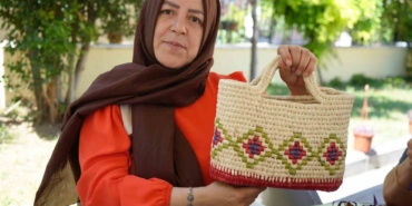 rengarenk-boyanan-misir-yapraklari-kadinlarin-aksesuar-esyalarina-donusuyor-1DrTiK7t.jpg