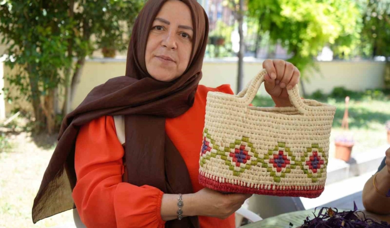 rengarenk-boyanan-misir-yapraklari-kadinlarin-aksesuar-esyalarina-donusuyor-1DrTiK7t.jpg