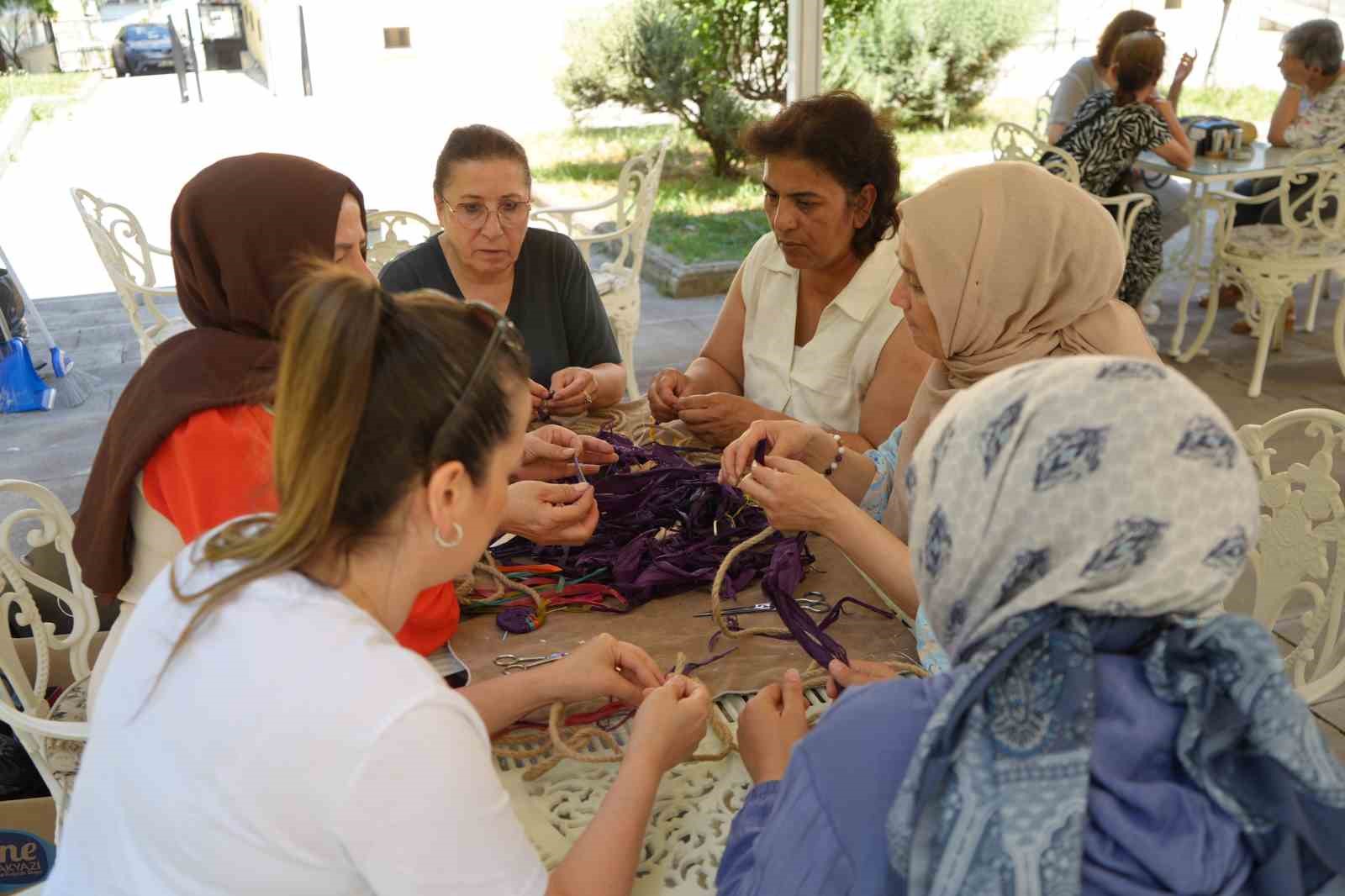 rengarenk boyanan misir yapraklari kadinlarin aksesuar esyalarina donusuyor 2 eKuASztc