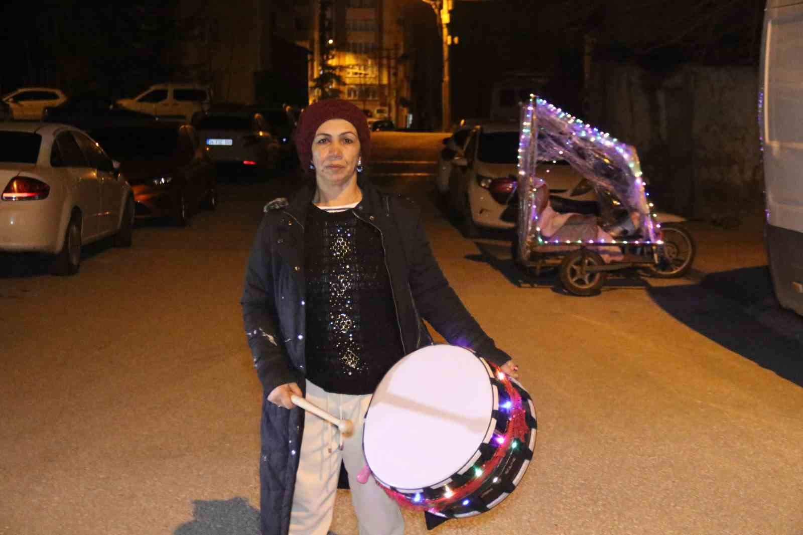 rengarenk davulunu calarak torununa isik olmak istiyor 2 WHEL2MS4