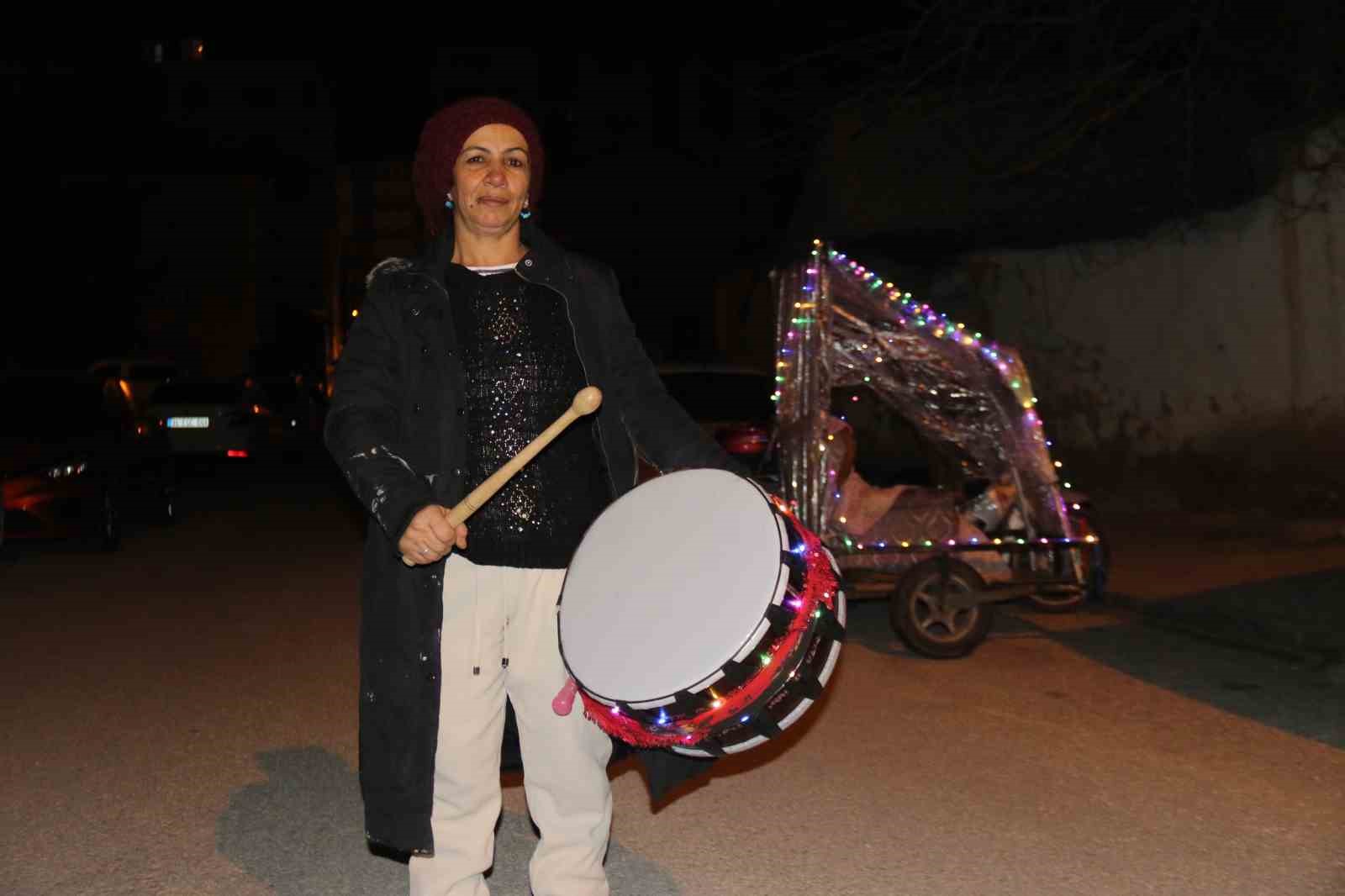 rengarenk davulunu calarak torununa isik olmak istiyor 3