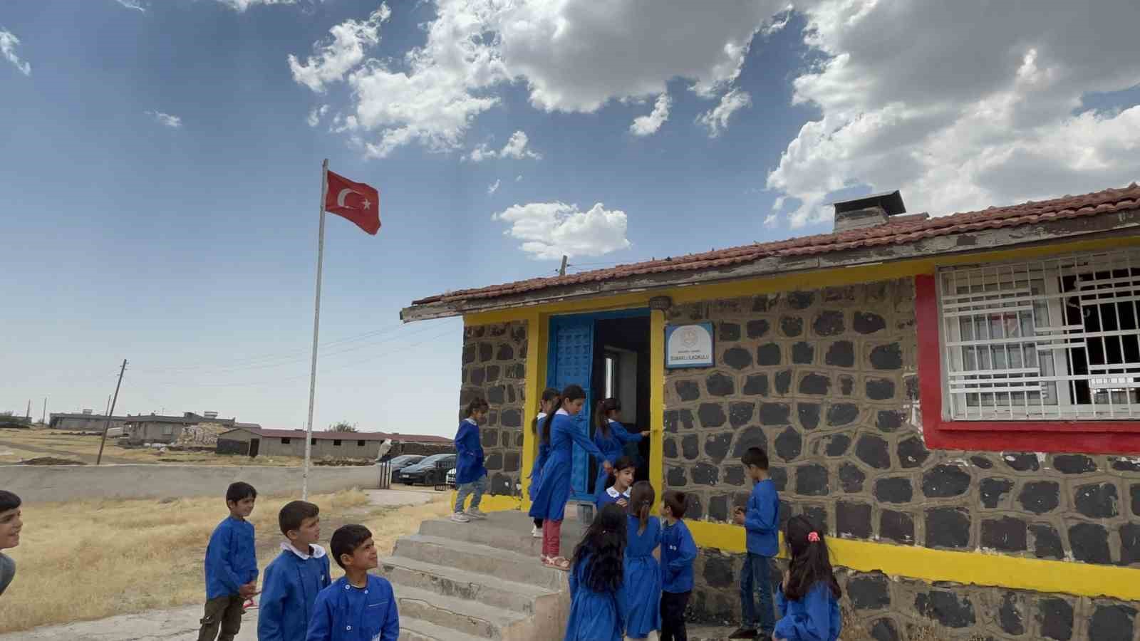 "Renkli bir okulda okumak istiyoruz" dediler, üniversiteliler hayallerini gerçeğe dönüştürdü 6 renkli bir okulda okumak istiyoruz dediler universiteliler hayallerini gercege donusturdu 2 BSalk1fw