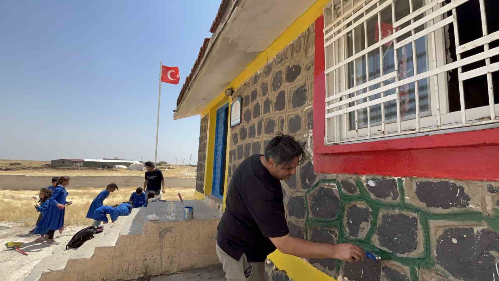 "Renkli bir okulda okumak istiyoruz" dediler, üniversiteliler hayallerini gerçeğe dönüştürdü 8 renkli bir okulda okumak istiyoruz dediler universiteliler hayallerini gercege donusturdu 4 EiqZ4Ueq