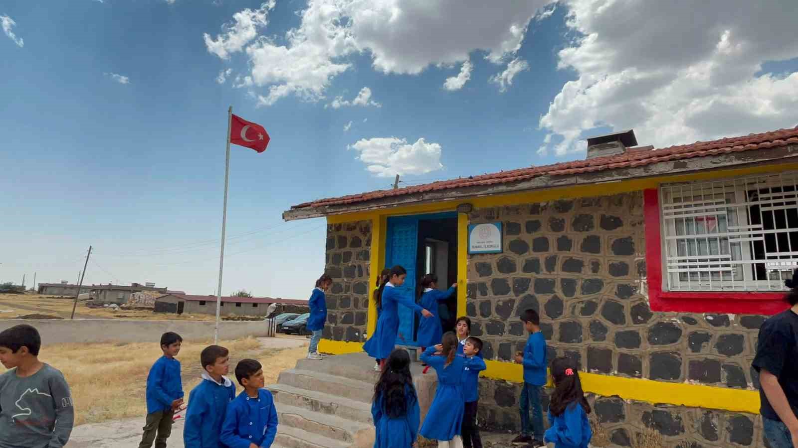 "Renkli bir okulda okumak istiyoruz" dediler, üniversiteliler hayallerini gerçeğe dönüştürdü 11 renkli bir okulda okumak istiyoruz dediler universiteliler hayallerini gercege donusturdu 7 QMBUkYkb