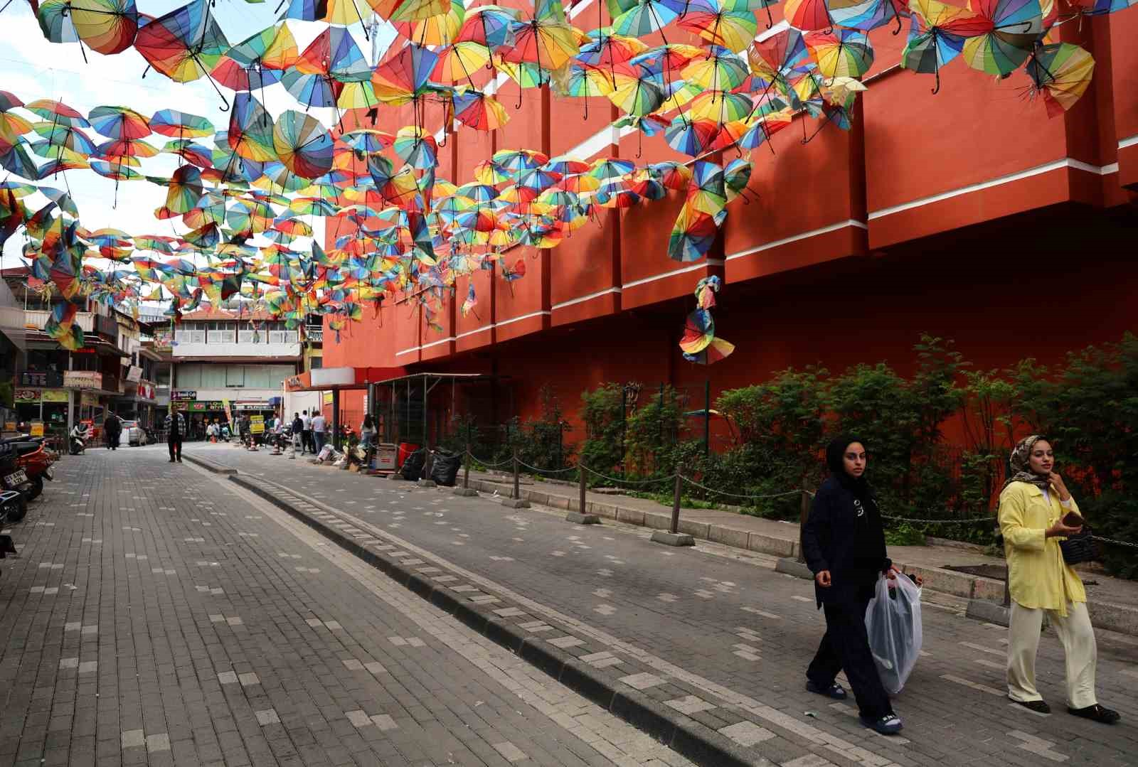 renkli semsiyelerle kapli sokak harabeye dondu 0 nmpzlBE8