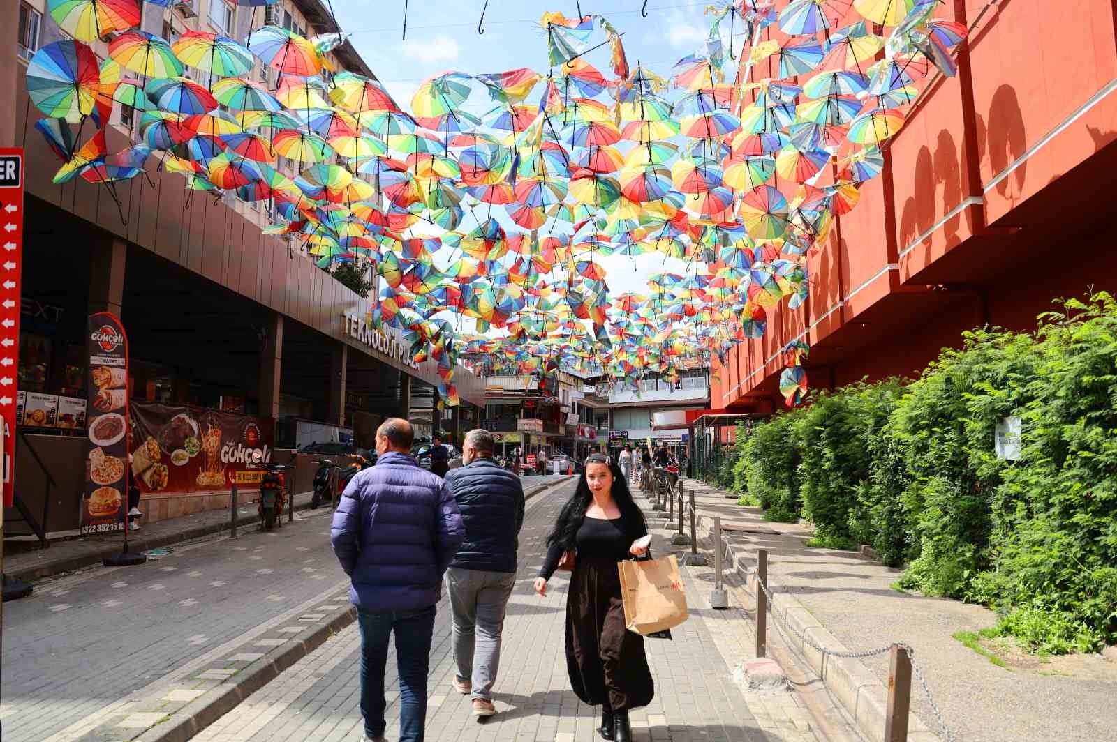 renkli semsiyelerle kapli sokak harabeye dondu 1 yBWda5n2