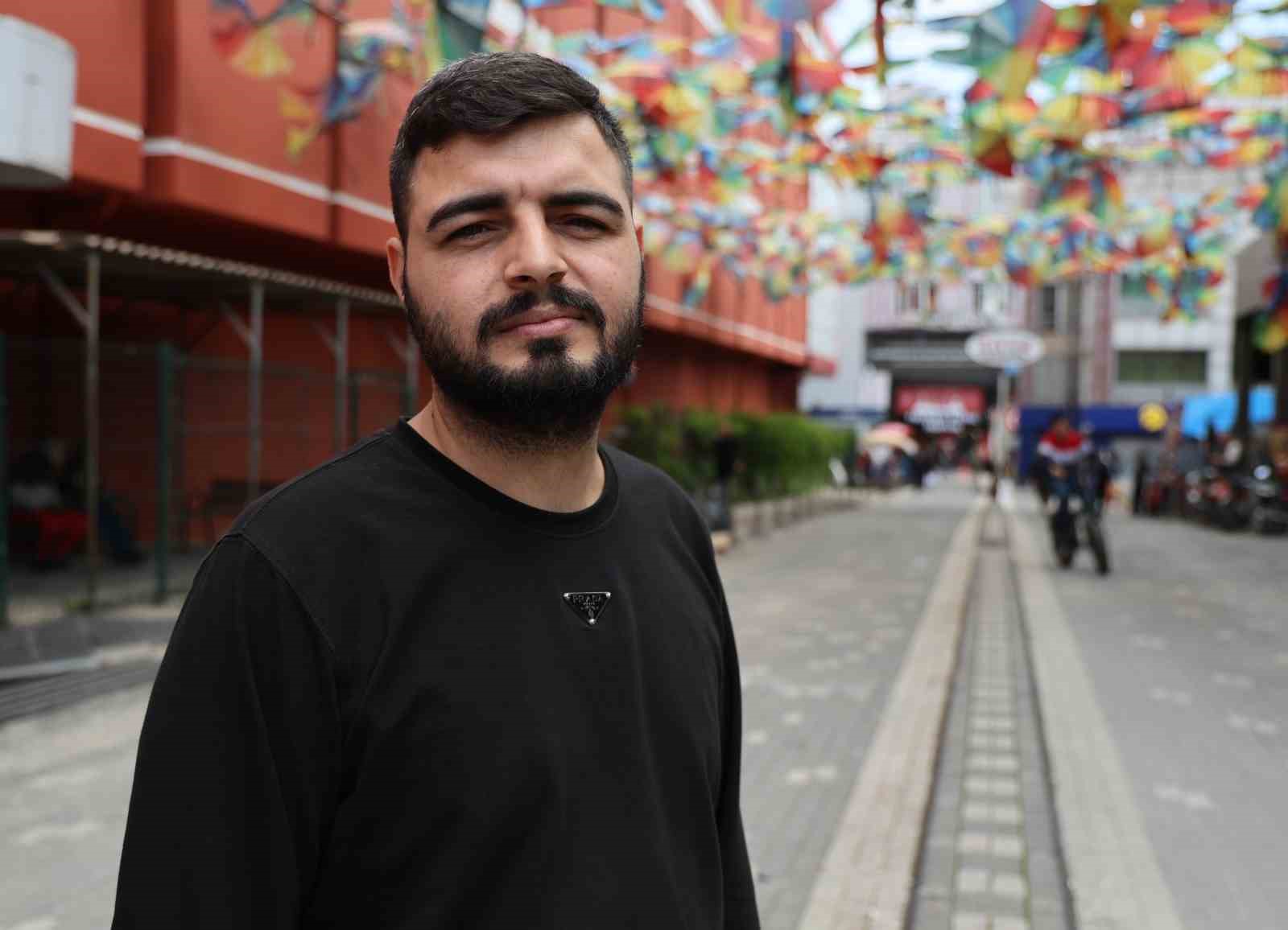 renkli semsiyelerle kapli sokak harabeye dondu 5 KqvZg9pt