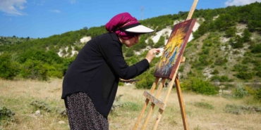 resim-tutkusu-engel-tanimadi-sacindan-firca-komurden-boya-yapti-lO2aztOF.jpg