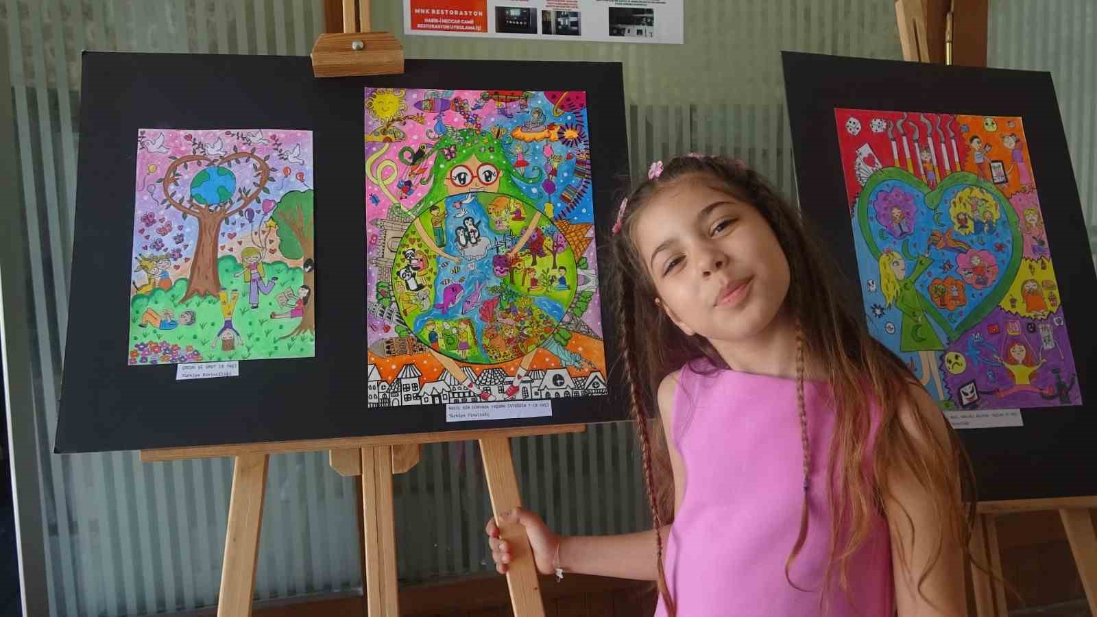 resim yapmaya 2 yasinda baslayan asya 6 yilda 62 madalya kazanarak kisisel resim sergisini CqNGwMiI