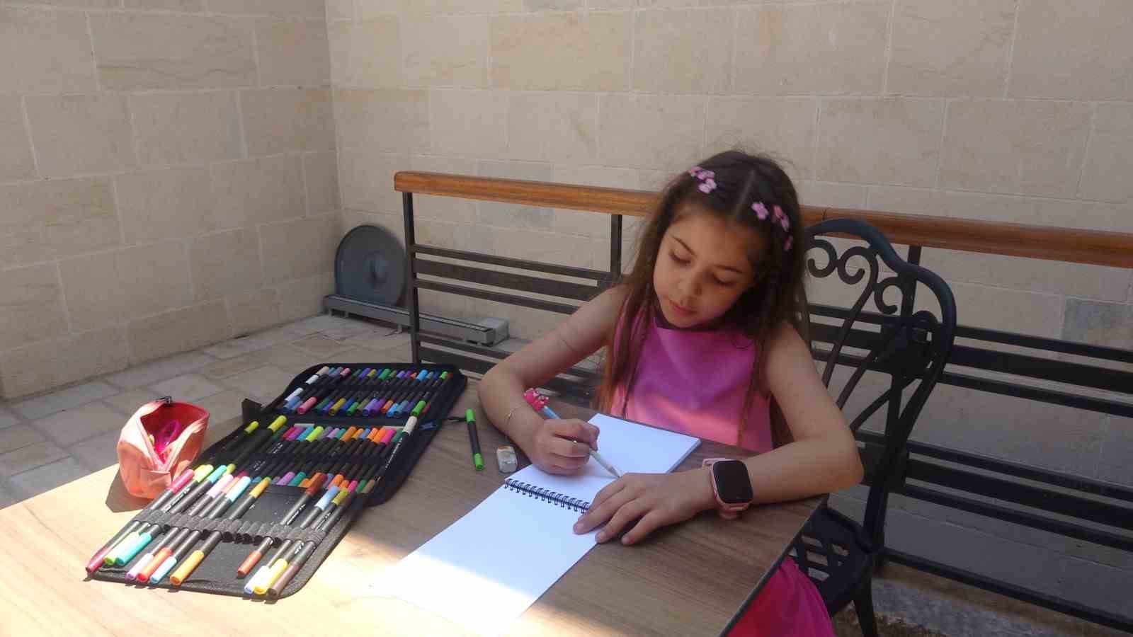 resim yapmaya 2 yasinda baslayan asya 6 yilda 62 madalya kazanarak kisisel resim sergisini LYuTXah7