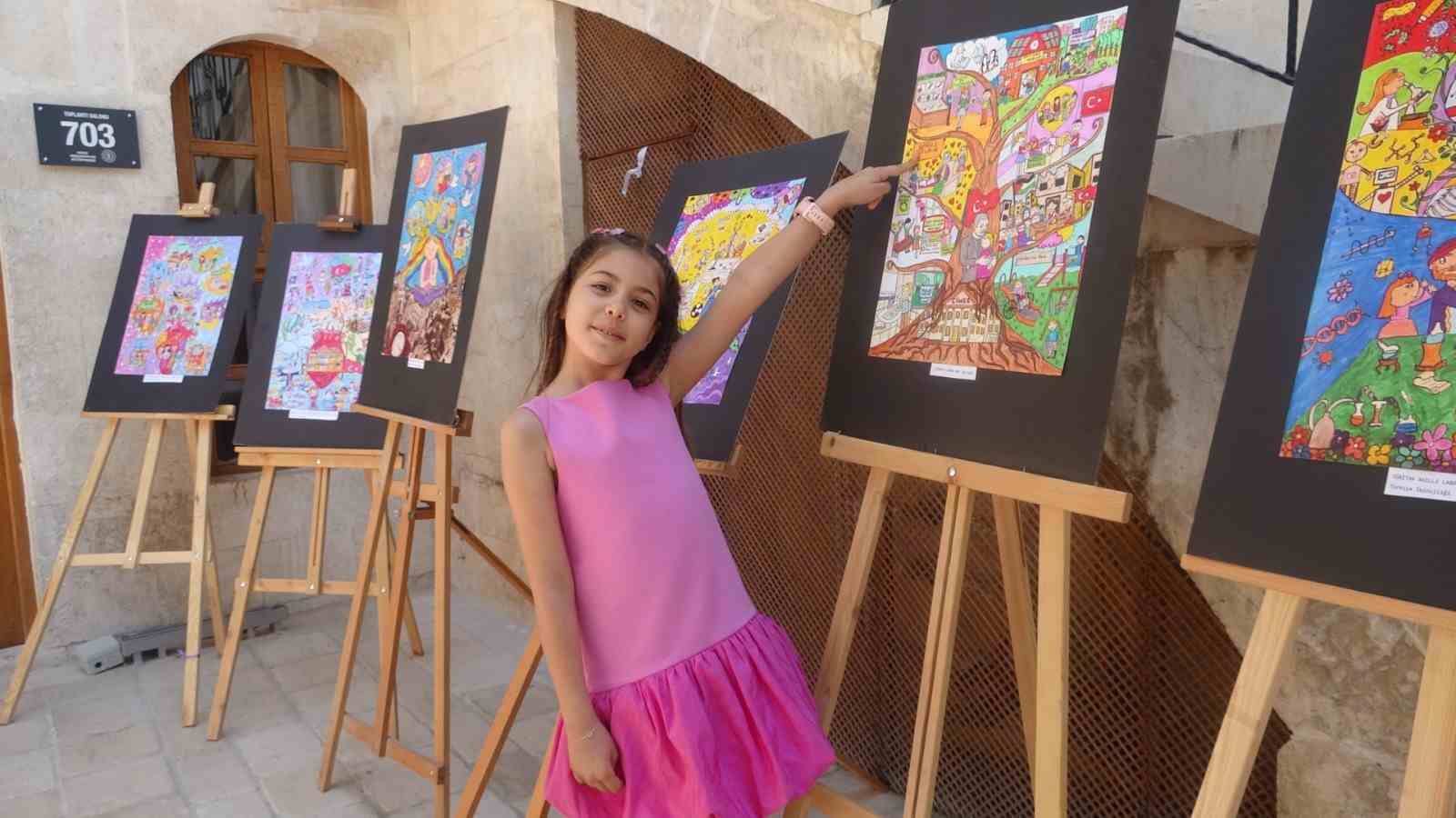 resim yapmaya 2 yasinda baslayan asya 6 yilda 62 madalya kazanarak kisisel resim sergisini