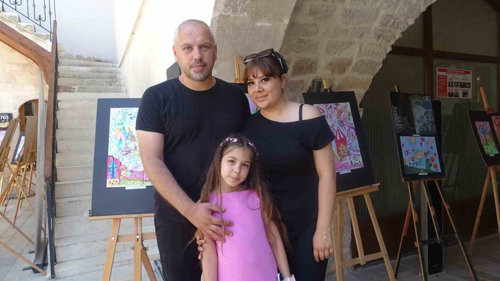 resim yapmaya 2 yasinda baslayan asya 6 yilda 62 madalya kazanarak kisisel resim sergisini zVlSf44j