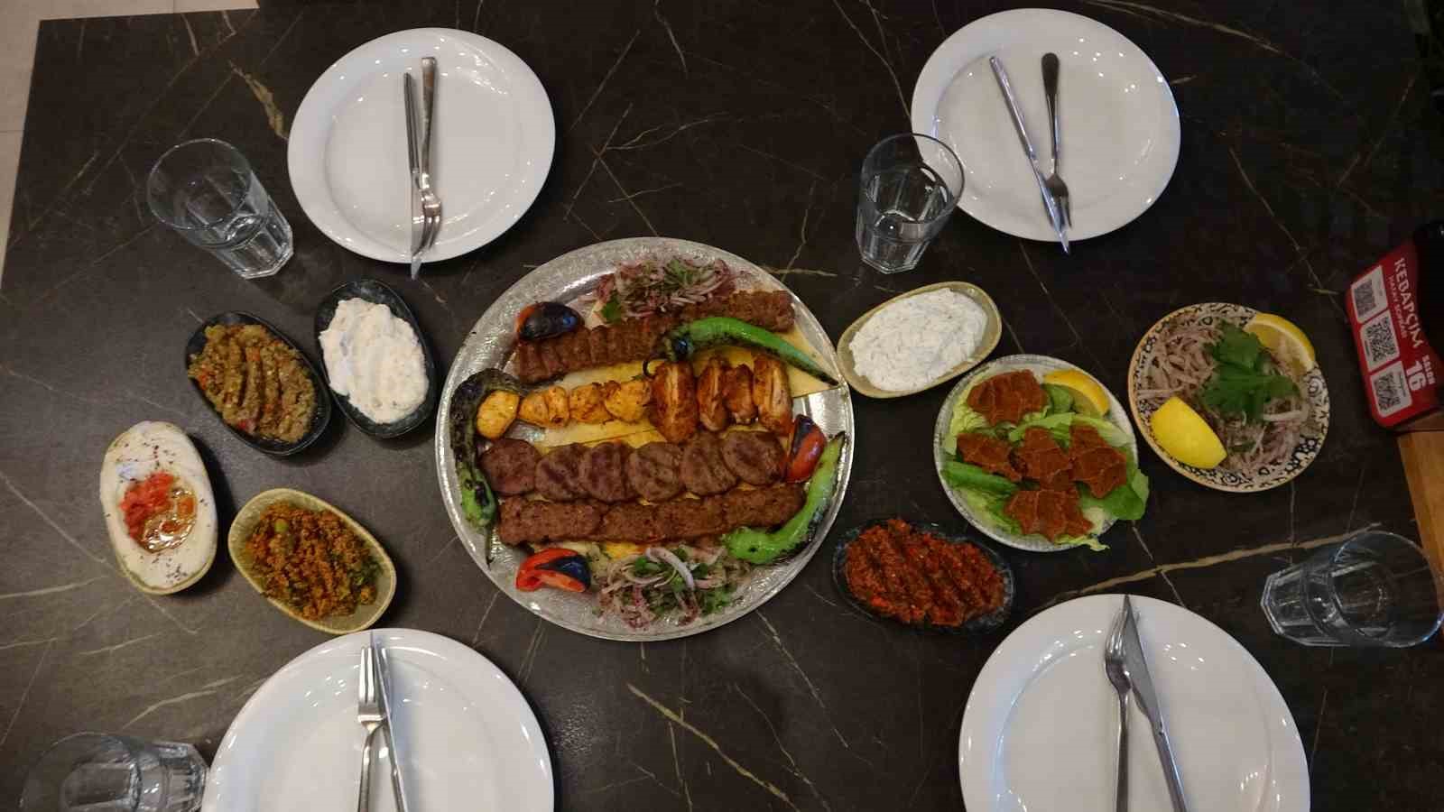 restoran sahibi yeni sistemle hem fiyatlari dusurmeyi hem de gida israfinin onune gecmeyi hedefliyor Em3PJ3Ay