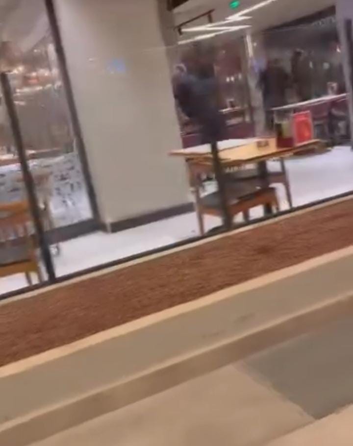 restoran savas alanina dondu camlar ve cerceveler indi 1 QRjlMark