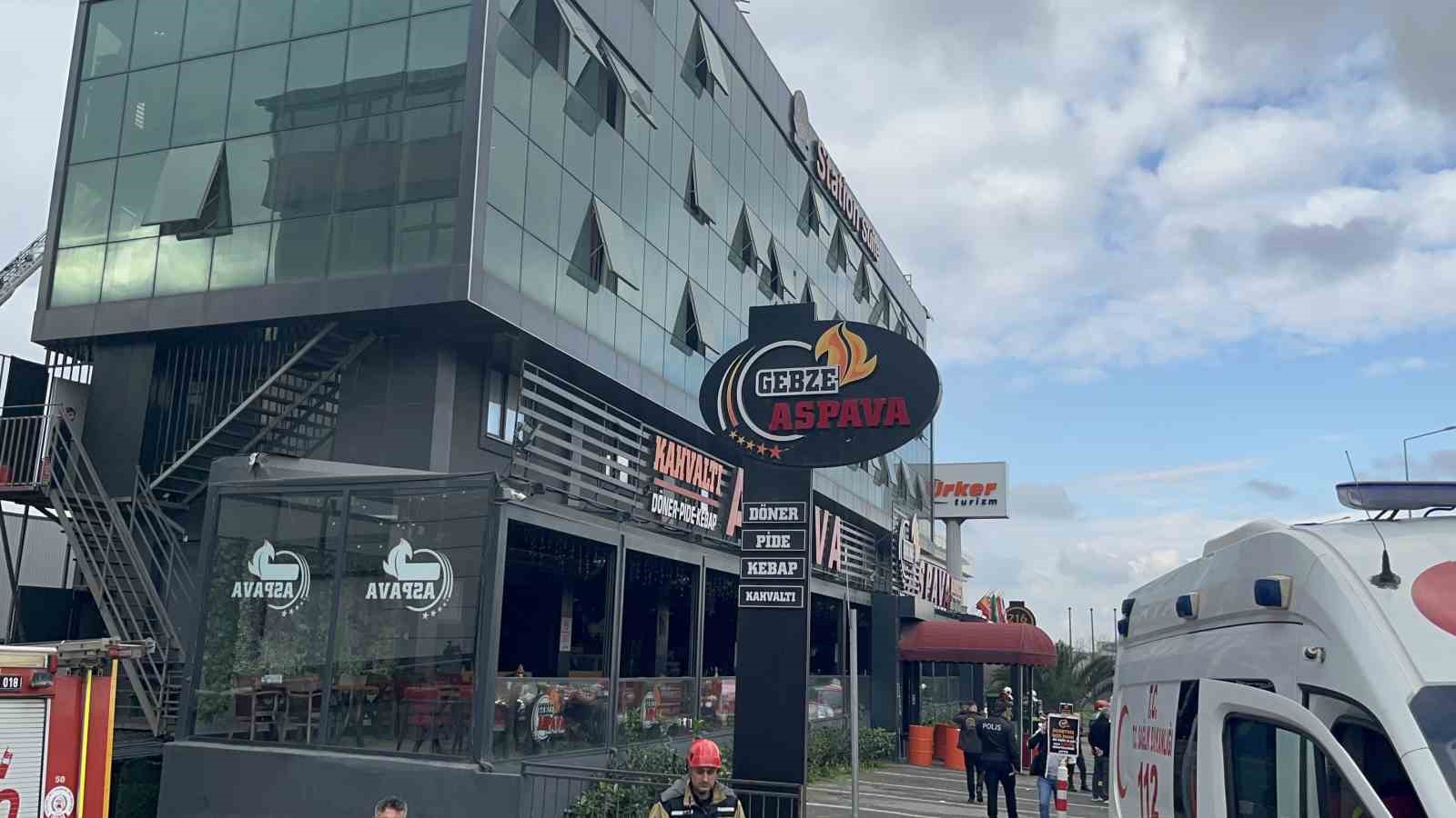 Restoranda yangın alarmı: Otel boşaltıldı, 1 yaralı 6 restoranda yangin alarmi otel bosaltildi 1 yarali 2 JDMwnyzV