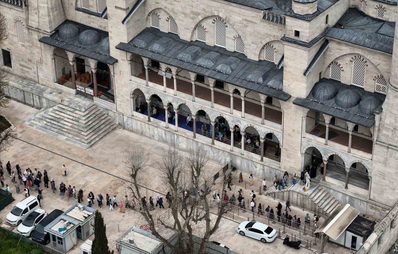 restorasyonu tamamlanan sultanahmet camiine ziyaretci akini 2 hKrlHccp