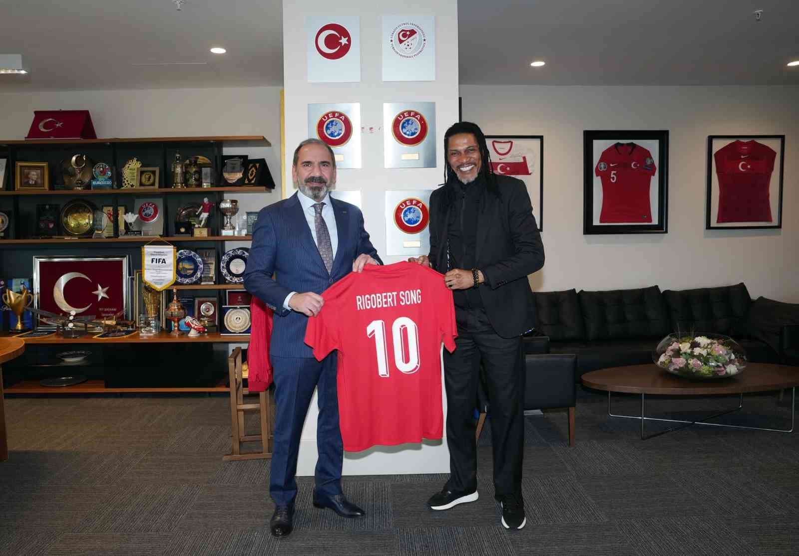Rigobert Song, Başkan Hacıosmanoğlu ve Başkan Vekili Otyakmaz’ı ziyaret etti 5 rigobert song baskan haciosmanoglu ve baskan vekili otyakmazi ziyaret etti 1 cGTpWUhH