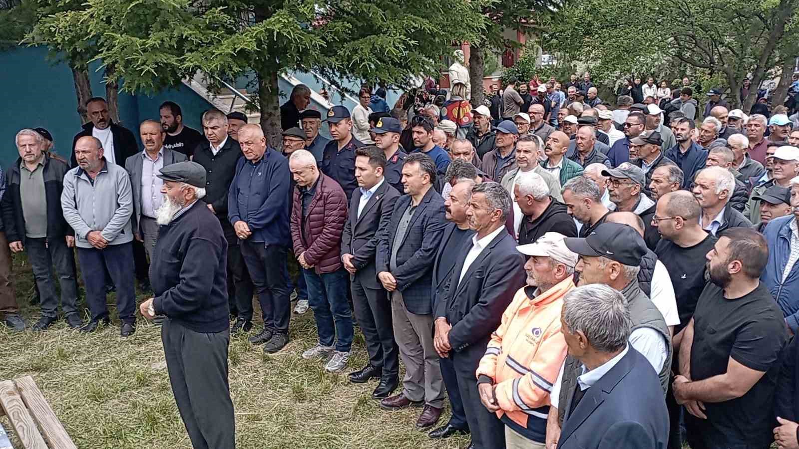 riza calimbayin annesi son yolculuguna ugurlandi 4 UHuQvSck