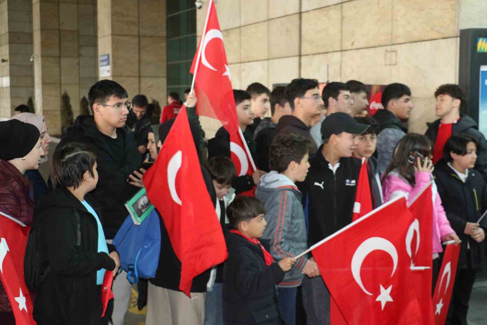 riza kayaalp ve gures milli takimi yurda dondu 1 AkjR6izk