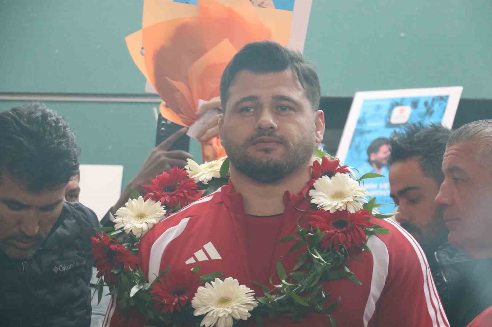 riza kayaalp ve gures milli takimi yurda dondu 5 G2jm5zJ9