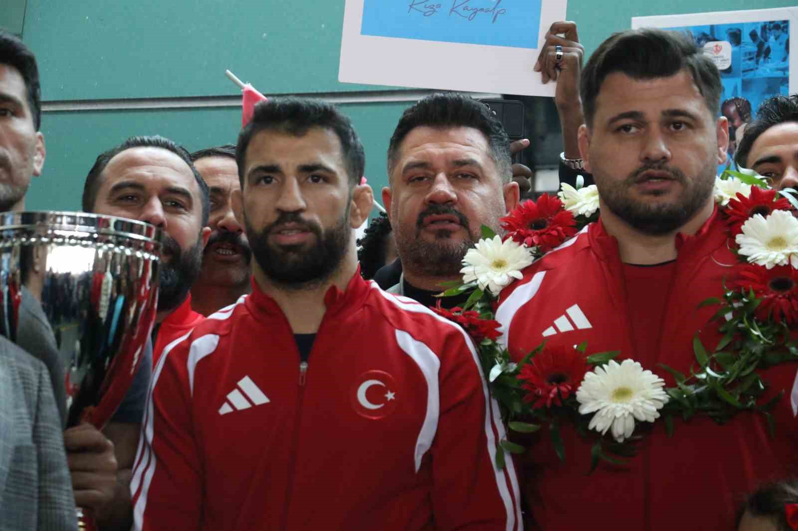 riza kayaalp ve gures milli takimi yurda dondu 6 vk8pv6KI