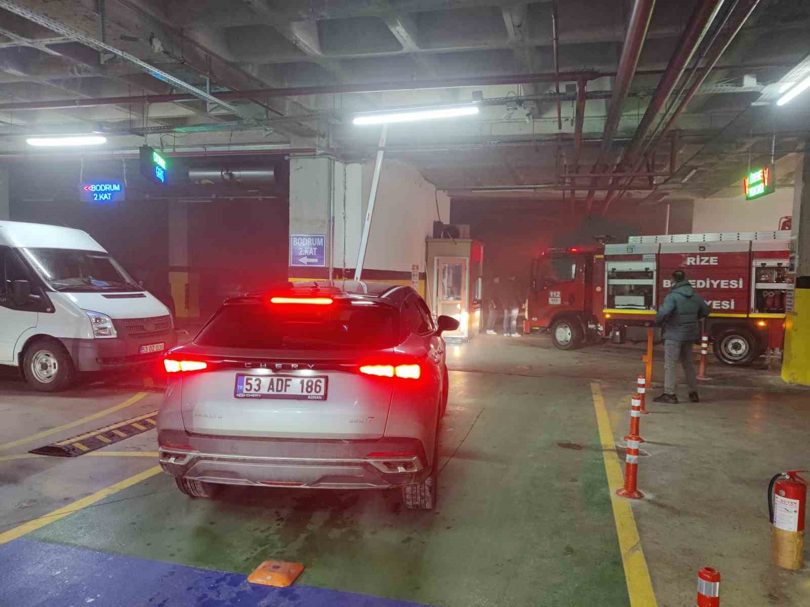 rize kent meydanindaki otoparkta yangin panigi 3 FNggn6Ti