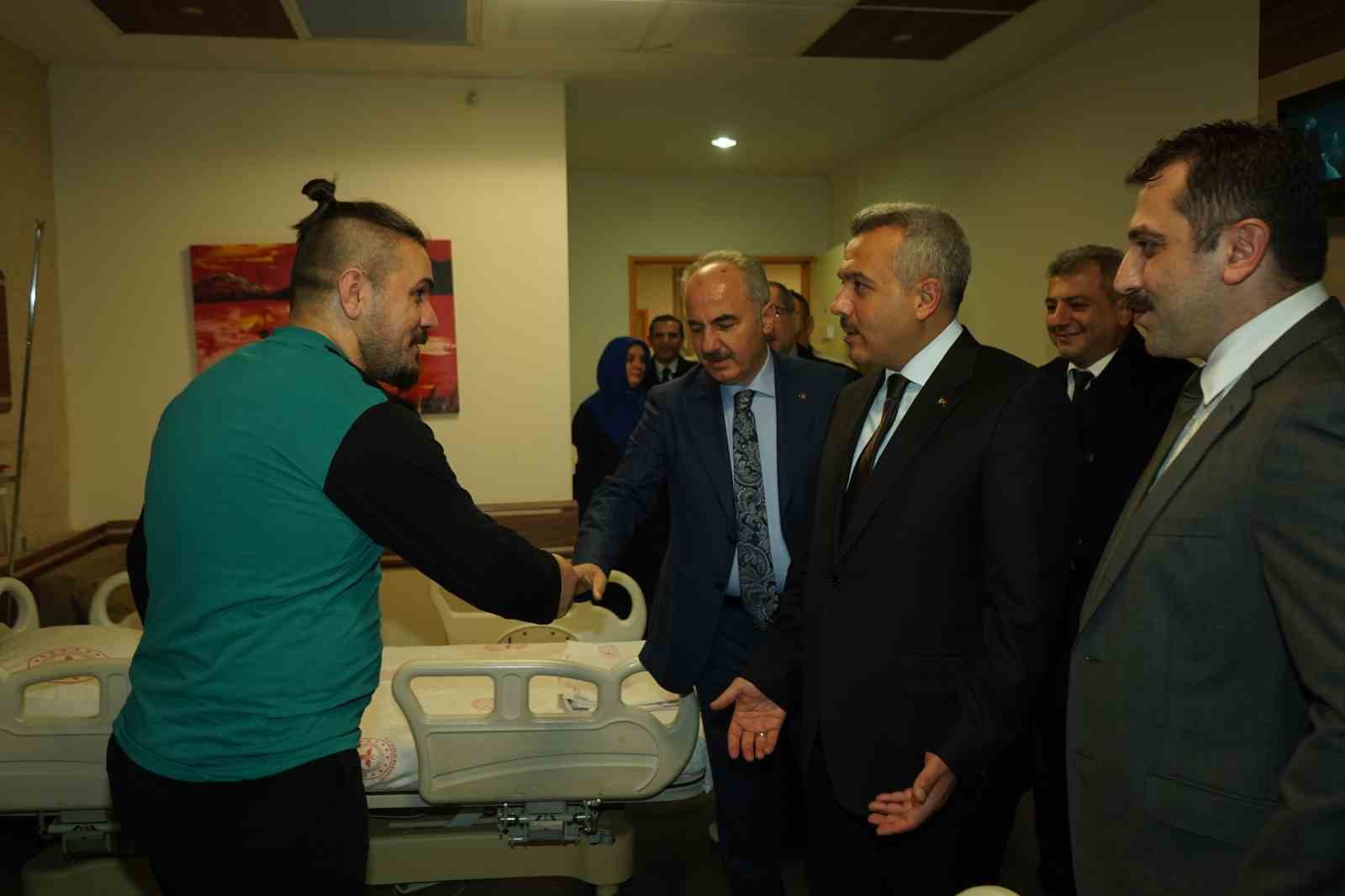 Rize protokolünden yeni yıla çalışarak girenlere ziyaret 6 rize protokolunden yeni yila calisarak girenlere ziyaret 2 FJd3NHe6