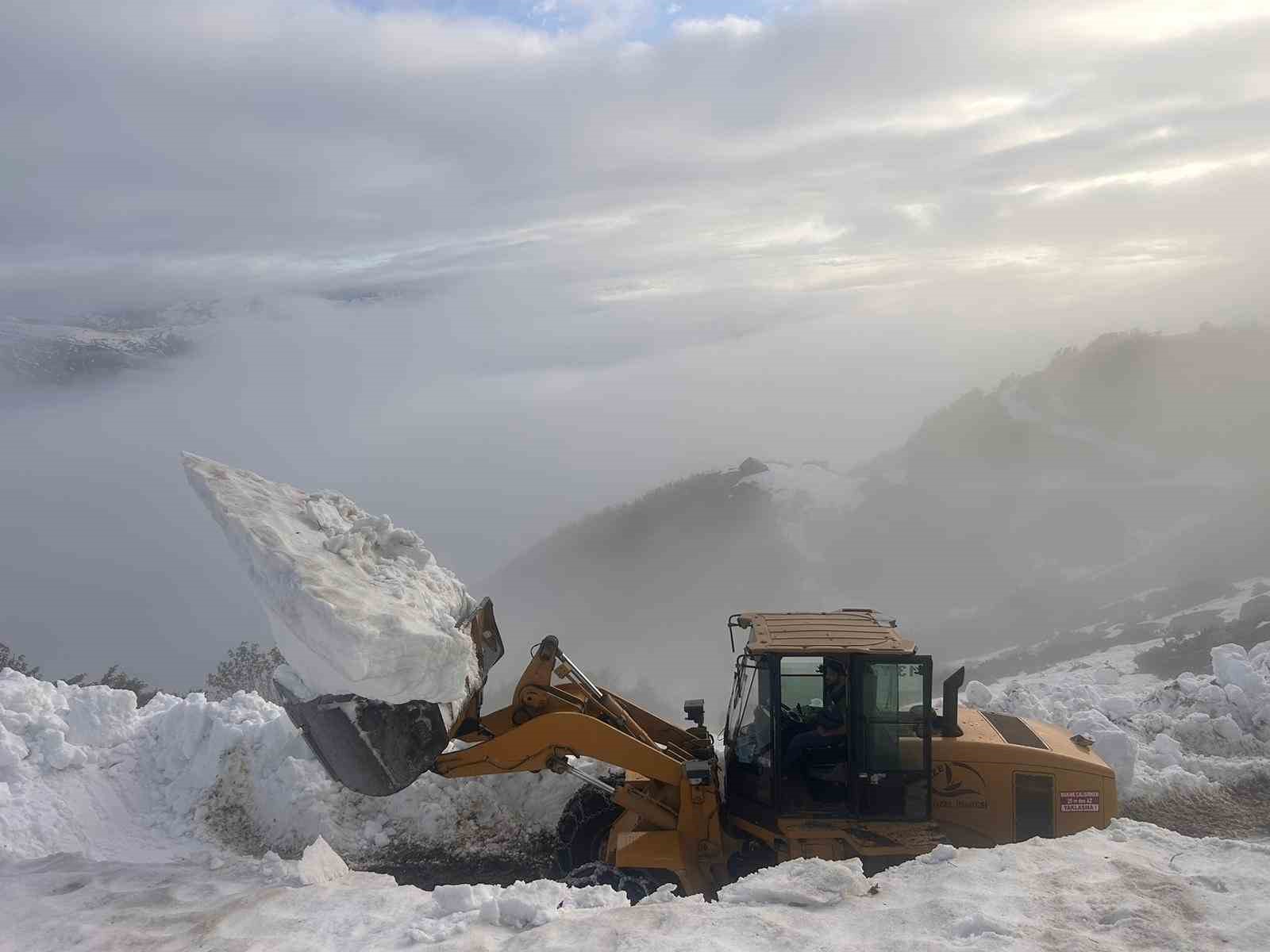 rize yaylalarinda karla mucadele temmuz ayinda da devam ediyor 0 6OHaFsu3