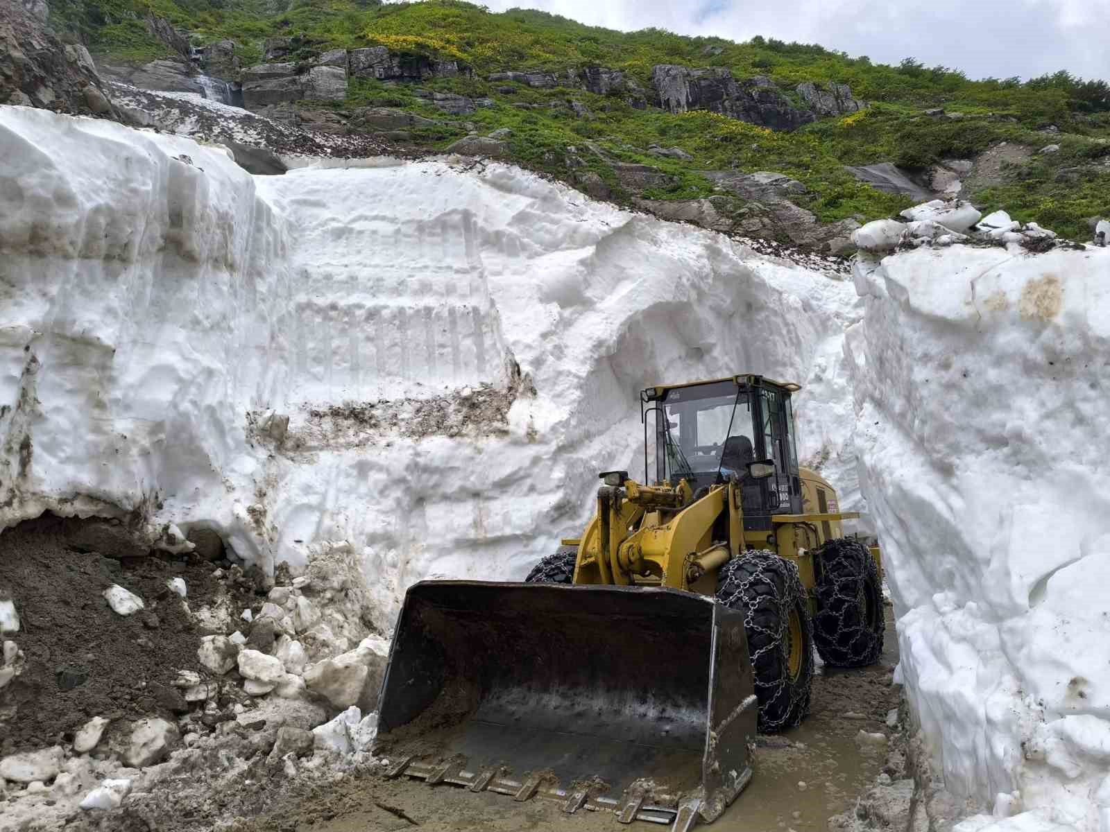 rize yaylalarinda karla mucadele temmuz ayinda da devam ediyor 1 VXH8kBDz