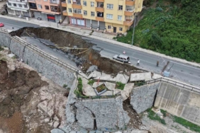 Rize’de yol çöktü, 2 bina tedbir amaçlı tahliye edildi 2 thumbnail