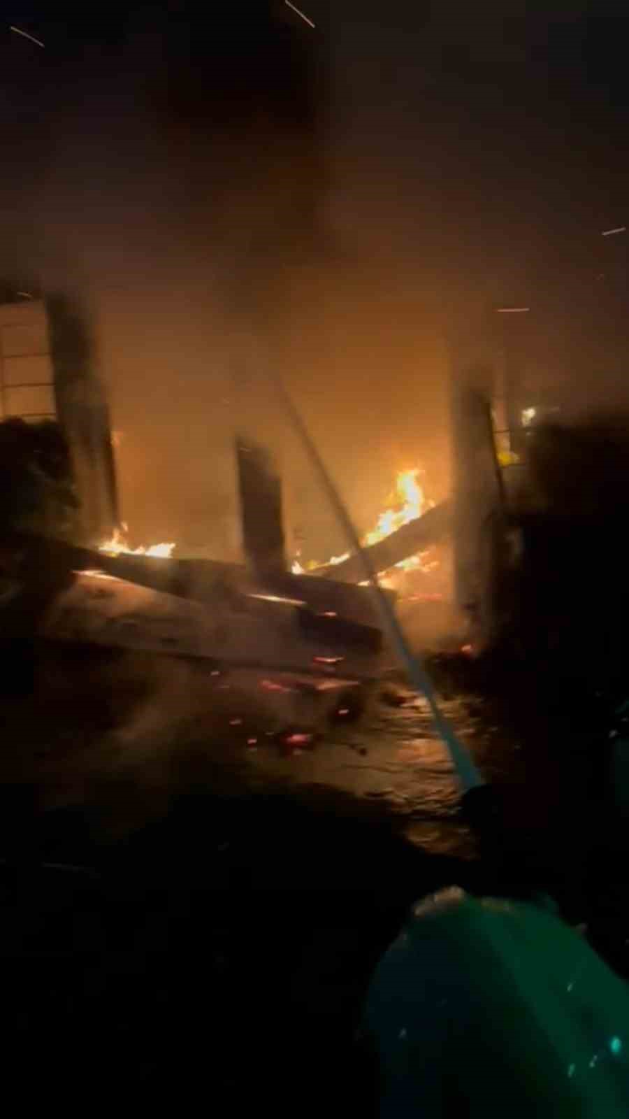 rizede 3 katli binanin komurlugunde yangin panigi 2 sNnuY6GS