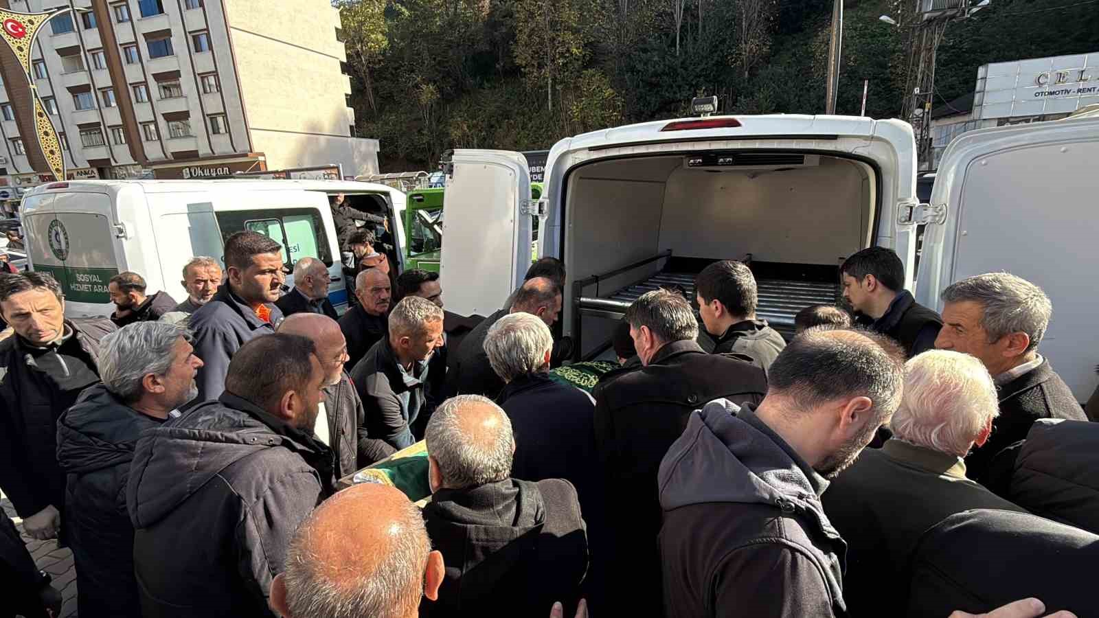 rizede ahsap yapinin uzerlerine dusmesi sonucu olen 2 kisi topraga verildi 1