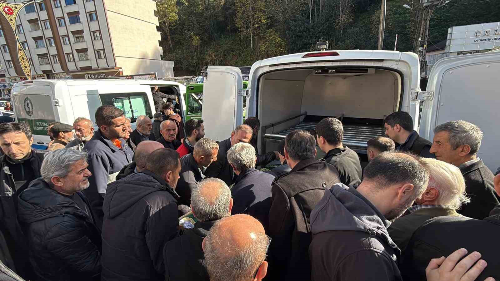 rizede ahsap yapinin uzerlerine dusmesi sonucu olen 2 kisi topraga verildi 3