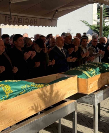 rizede-ahsap-yapinin-uzerlerine-dusmesi-sonucu-olen-2-kisi-topraga-verildi-qWg9QORy.jpg