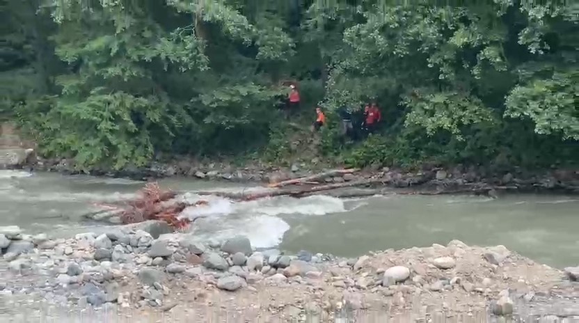 rizede aranan kayip sahis olu bulundu arama calismasina katilan ekibin botu devrildi 1 personel VzygGL72